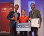 Löffler-Geschäftsführer Otto Leodolter, Produktmanager Dominique Roshardt und Teamleiterin der Hotbond-Produktion Sandra Holzinger nehmen den Preis entgegen.