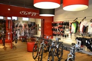 Blick ins Innere des neuen Alpha Bikes Stores in München