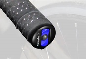Die Linsen können in den Rohrenden des Rennradlenkers oder aber auch in der Sattelstütze integriert werden.