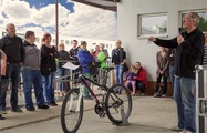 Prokurist Michael Kaiser moderierte eine Fahrradversteigerung