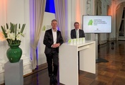 Baden-Wuerttembergs Umweltminister Franz Untersteller (rechts) mit Moderator Ingolf Baur bei der Online-Preisverleihung