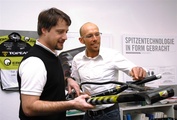 Co-Gründer Peter Böhm fachsimpelt mit Profi-Biker Wolfram Kurschat.