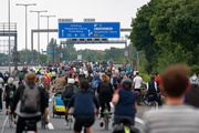 Auf ihrer Sternfahrt erobern Berlins Radfahrer auch einige Stadtautobahnen.