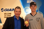 Oliver Hensche (links) mit Goldjunge Jonas Reckermann