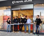 Bernhard Lange (GF Paul Lange & Co OHG), Fred Schierenbeck (GF Thalinger Lange GmbH), Lieven Muylaert (Projekt-Koordinator SHIMANO) und Matthias Reinacher (GF PEARL iZUMi GmbH) beim offiziellen Eröffnen des Factory Stores.