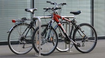 Bietet zwei Fahrrädern einen sicheren Stellplatz - Cykelog