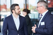 Christian Rothe (rechts im Bild), Mitglied der Geschäftsleitung von ABUS, im Gespräch mit dem Moderator der Veranstaltung, Daniel Rettig