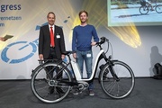 Deutscher Fahrradpreis 2015: Albert Herresthal übergibt ein E-Bike der Marke Victoria an den Gewinner des Fotowettbewerbs.