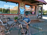 Mehr als „nur“ ein Fahrradladen: Sedona Bike&Bean setzt laut Inhaber und Geschäftsführer Jim Monahan (Bild) auch auf „verdammt viele Sorten guten frisch gemahlten Kaffee“.