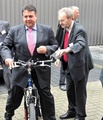 Wilfried Nietschke (rechts) hat sich nach einer langen Karriere bei Automobil-Dienstleister IAV GmbH jetzt dem E-Bike verschrieben. Ihm gelang es sogar Sigmar Gabriel (links) fürs E-Bike zu begeistern