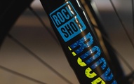 Die passenden Dekor-Sticker für eine RockShox-Gabel gibt es oben drauf.