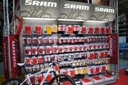 Eine der vielen vorgestellten Neuheiten für den POS war das Essentials-Programm von Sram, das Fahrradhändler über Hartje beziehen können.