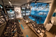 Modernes Ambiente im neuen E-Bike-Store