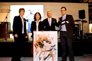 Gruppenbild für einen guten Zweck: Christiane Eichenhofer (Tour Ginkgo), Carol Urkauf-Chen (KTM), Bernhard Lange (Paul Lange & Co.) Horst Brozy (Künstler)