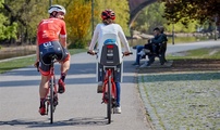 Gut gesichert auf dem Fahrradsitz von Hamax: die Degenkolbs bei einer Radtour.