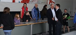 Der ehemalige Bundesverkehrsminister Wolfgang Tiefensee mit Bundesminister Stefan Schwartze und den Rödinghauser Umweltkids im Reichstaggebäude in Berlin.