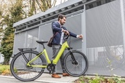 Eine befestigte Fläche in den Maßen eines PKW-Stellplatzes reicht für fünf E-Bikes.