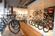 Blick ins Innere des neuen Alpha Bikes Stores in München