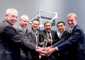 Jia-Uei Chan (Dritter von links), Projektleiter von Steelworks, nimmt zusammen mit seinen Kollegen den„Best of the Best Red Dot Design Award“ entgegen.