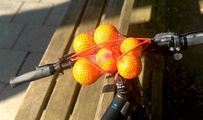 Ein Netz Orangen findet sicheren Halt