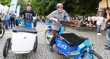 erkehrsminister Winfried Hermann und Dr. Martin Schairer, Bürgermeister für Sicherheit, Ordnung und Sport der Landeshauptstadt Stuttgart, testen Cargo-Bikes