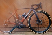 Das neue Look 795 BladeRS 3 in der Farbvariante Silver Red: Schlanke Rohrformen, 160 Gramm Gewichtsersparnis am Rahmenset und eine optimierte System-Aerodynamik zeichnen das neue World-Tour-Rennrad aus.