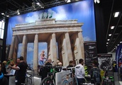 Fahrräder unter dem Brandenburger Tor am Stand von BBF auf der VELO Berlin