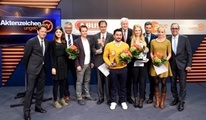 Gruppenfoto mit Preisträgern, Laudatoren und Vertreter von ABUS sowie Moderator Rudi Cerne und Innenminister Horst Seehofer