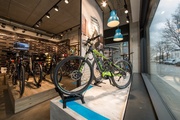 Modernes Ambiente im neuen E-Bike-Store