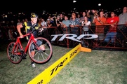 Lance Armstrong beim Querfeldein - ein ungewohnter Anblick, der den Zuschauern aber sichtlich gut gefallen hat.